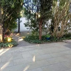 Appartement Petite Maison Avec Jardin Calme, Le Thor
